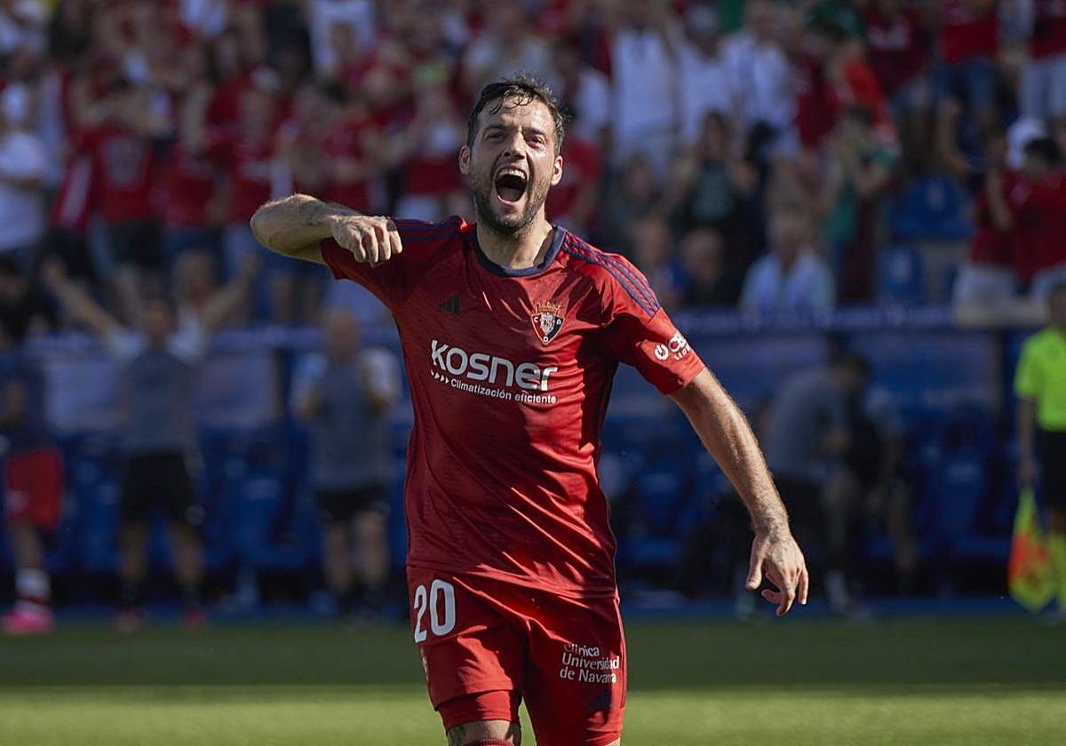José Arnáiz celebra un gol con la camiseta de Osasuna, su último equipo.