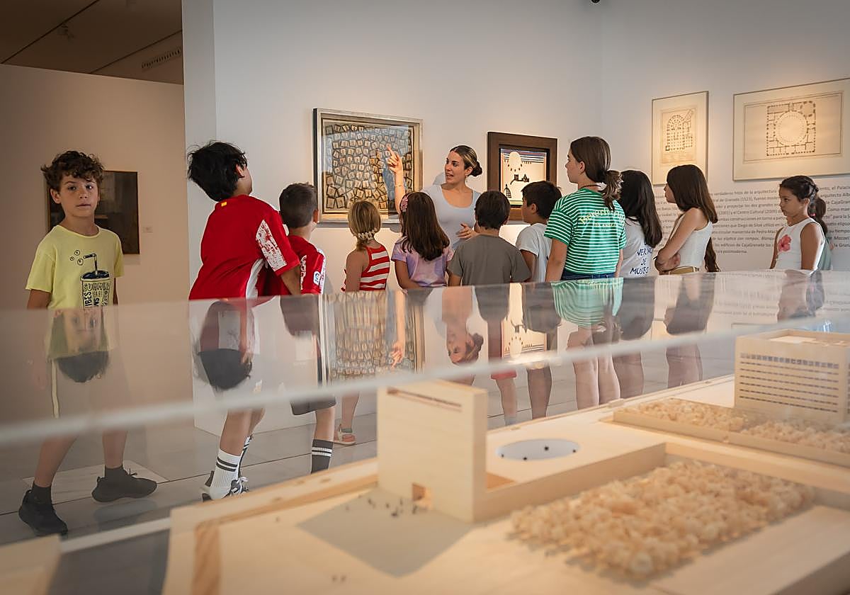 Pequeños contemplan una de las obras del museo durante el campamento.