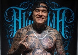 Javier Porcel Peche, con sus tres trofeos y su torso tatuado con su madre, su abuela, su padre y su hija