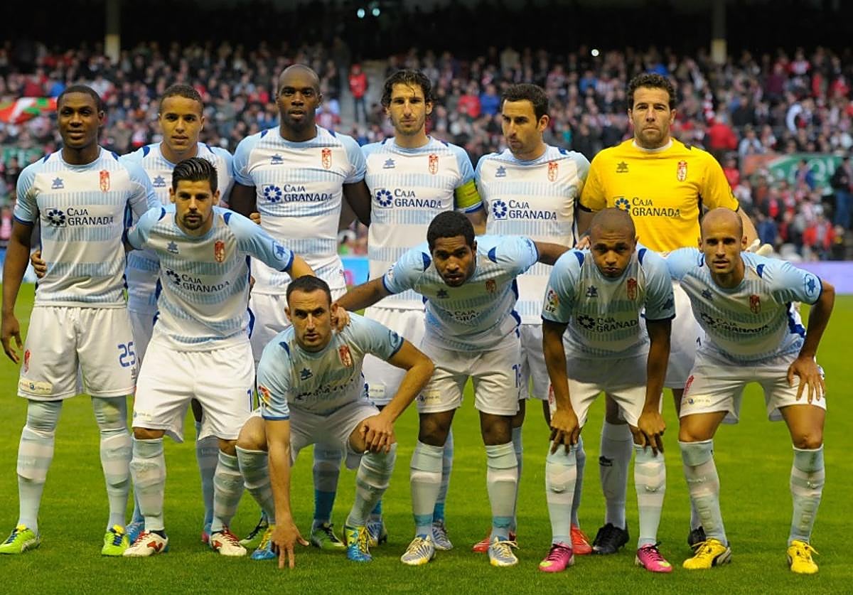 Los titulares de la 12/13, en el 'viejo' San Mamés, con la camiseta de Luanvi.