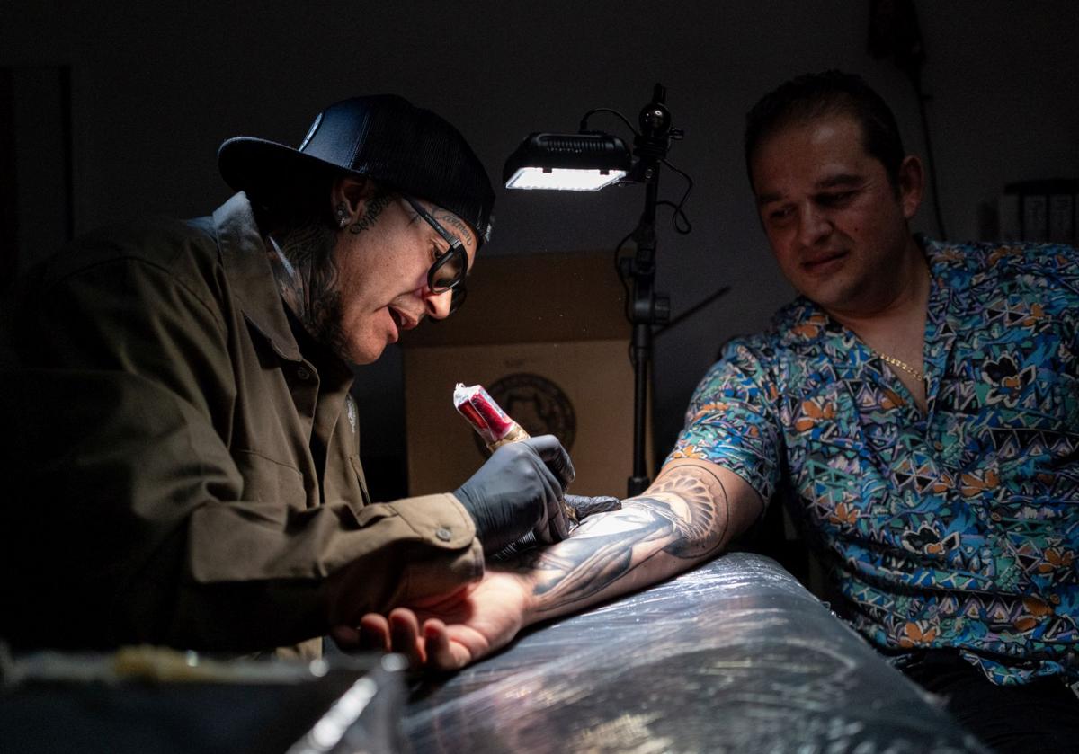 Imagen principal - Peche, durante el tatuaje a Octavio, en su estudio privado. 