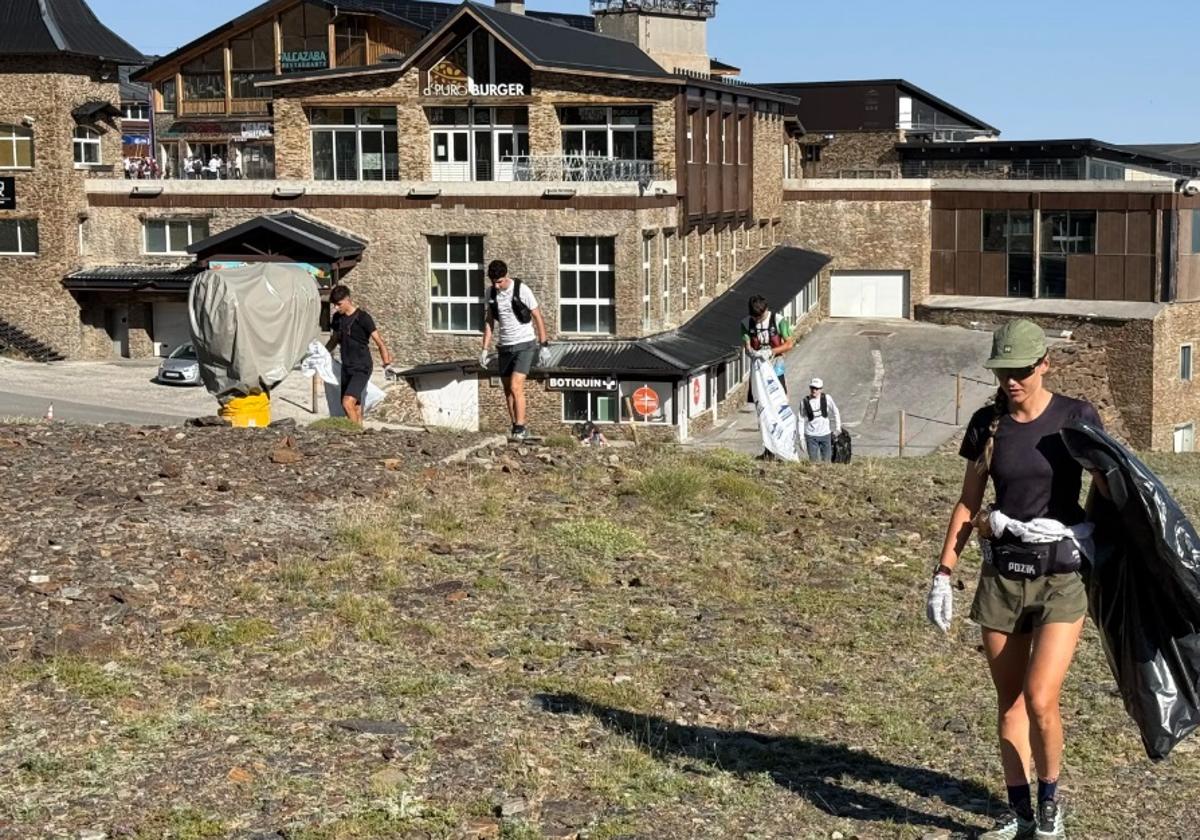 Un centenar de voluntarios en la jornada de recogida de residuos de Sierra Nevada