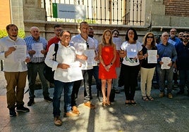 Alcaldes del PSOE, ante la sede de la Junta en Almería, con el escrito presentado en el Registro.