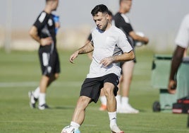José Arnáiz toca un balón durante su primer entrenamiento con el grupo.