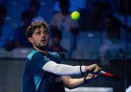 Mike Yanguas mide una bola antes de golpearla.