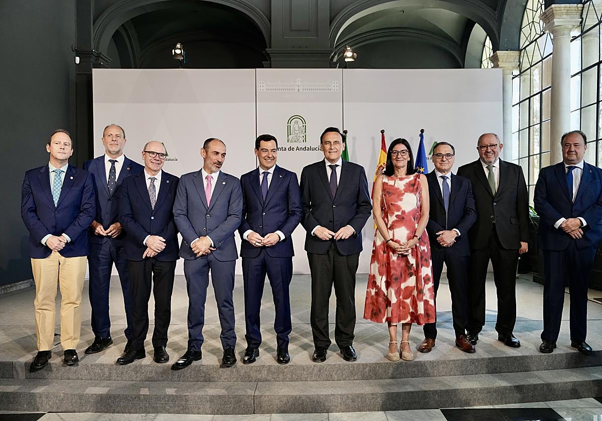 El presidente de la Junta ha presidido el acto de toma de posesión de José Rodríguez como nuevo rector de la Universidad de Huelva
