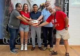 Algunos de los artífices del proyecto para la escuela municipal de rugby en la Chana, juntos.