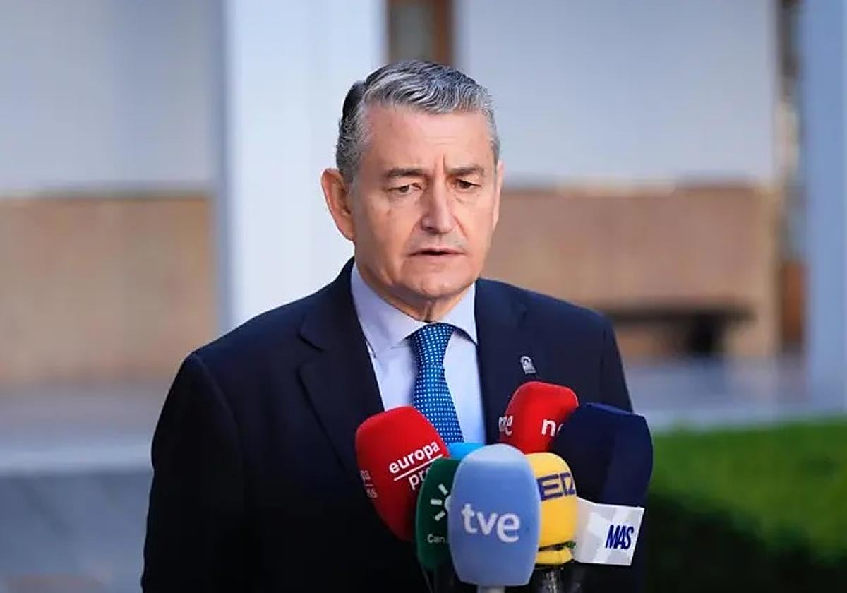 El consejero de la Presidencia, Interior, Diálogo Social y Simplificación Administrativa, Antonio Sanz, atiende a los medios en el Parlamento andaluz.
