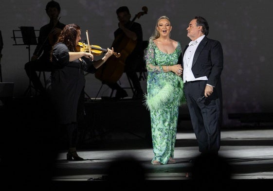 Mariola Cantarero, con un bonito vestido verde, canta al ritmo del violín.