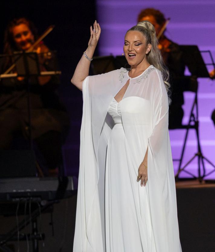 Imagen secundaria 2 - Mariola Cantarero llena el Generalife en el 25 aniversario de su carrera