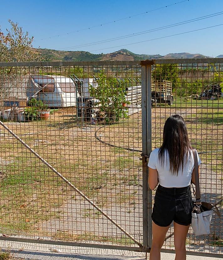 Imagen secundaria 2 - Irene fue encontrada en la caravana en la que vivía, ubicada en una finca de Motril. 