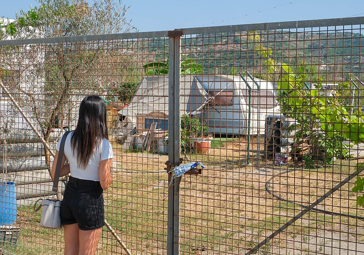 Imagen principal - Irene fue encontrada en la caravana en la que vivía, ubicada en una finca de Motril. 
