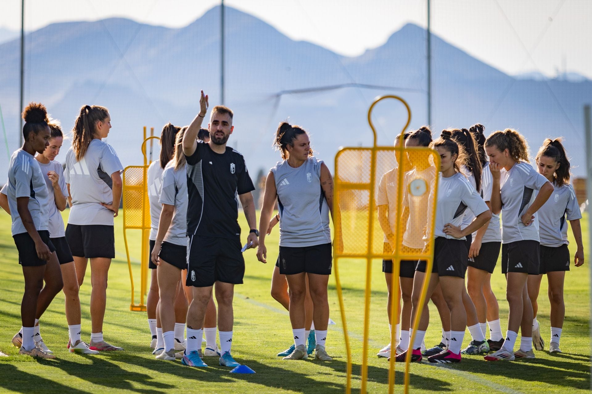 Las imágenes del primer entrenamiento del Granada femenino