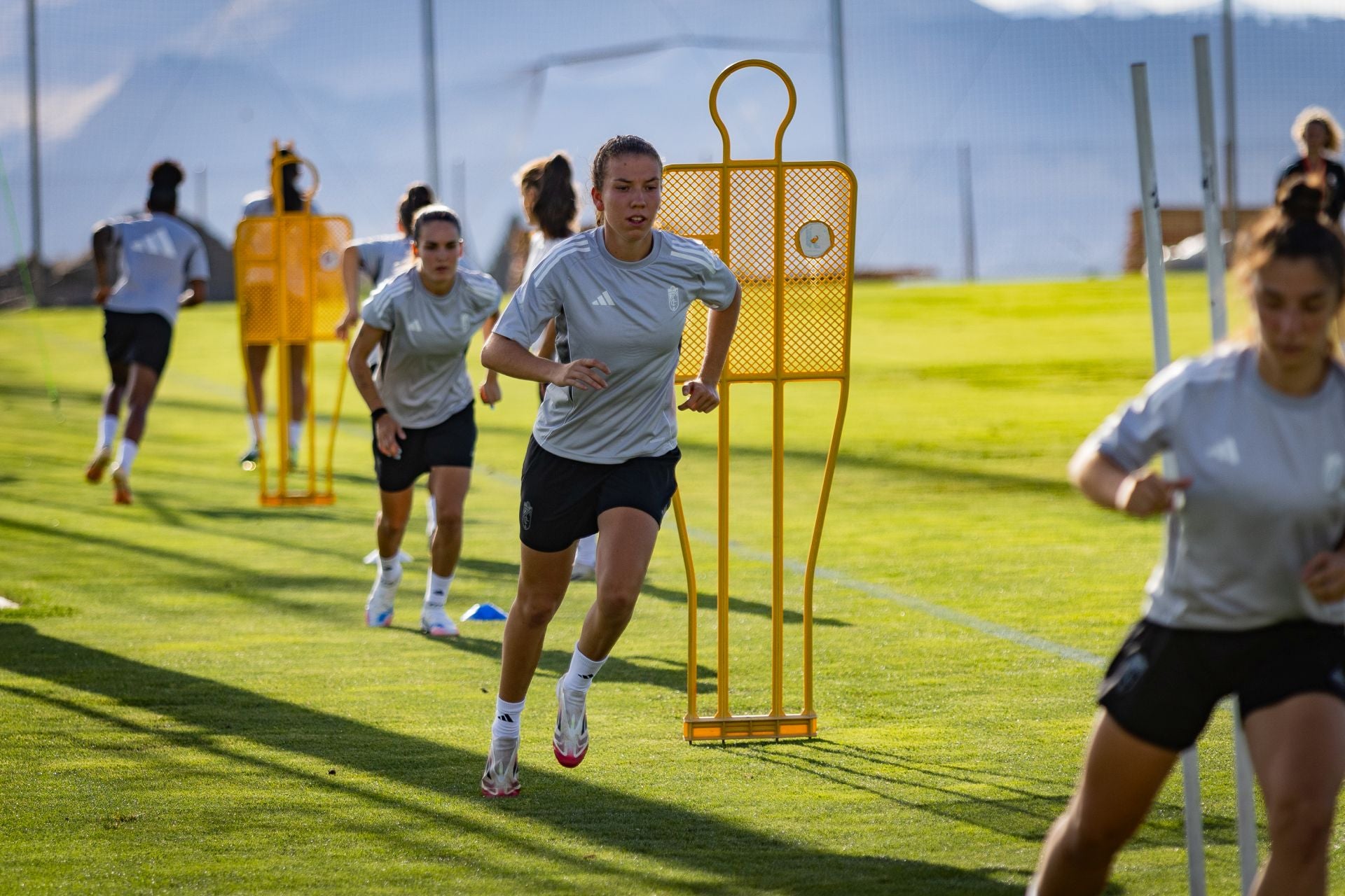 Las imágenes del primer entrenamiento del Granada femenino