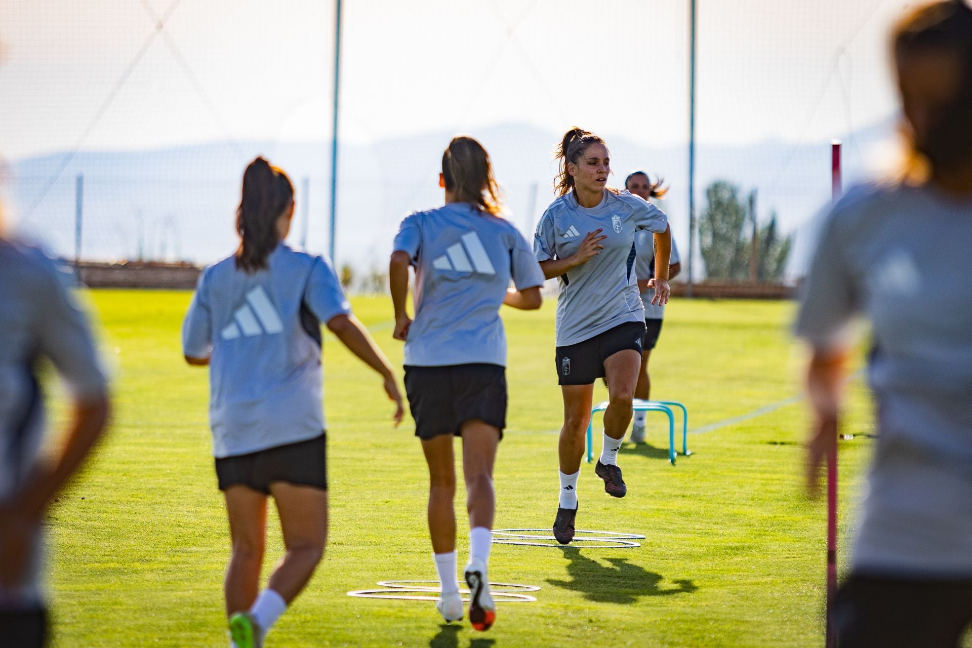 Las imágenes del primer entrenamiento del Granada femenino