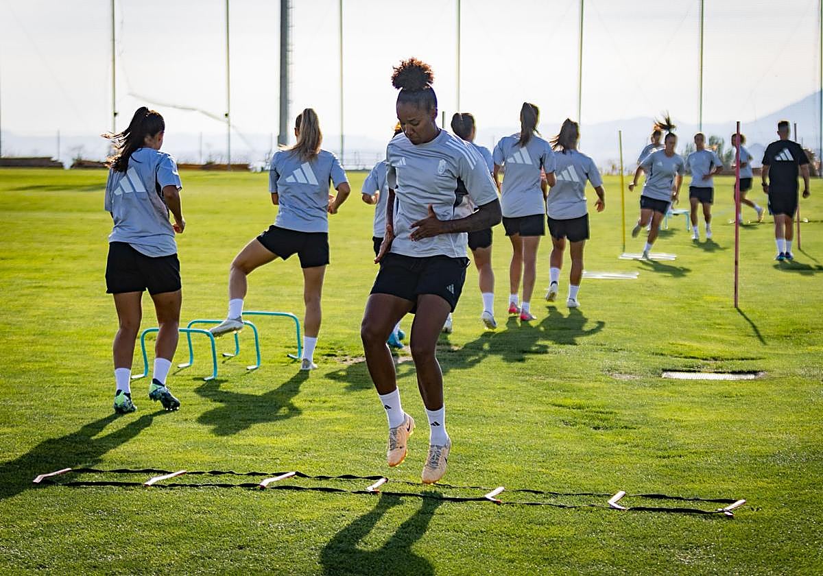 Las imágenes del primer entrenamiento del Granada femenino