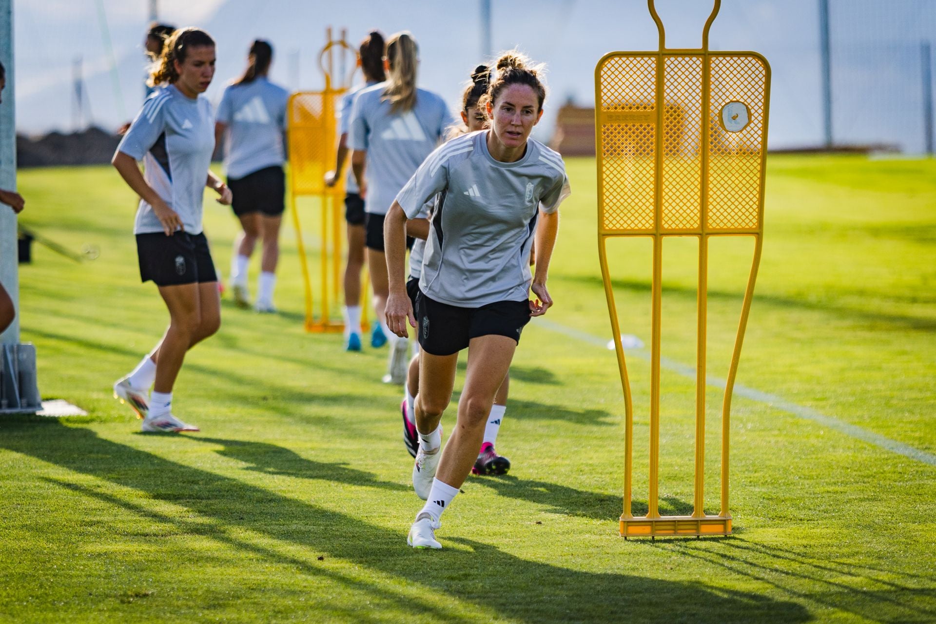 Las imágenes del primer entrenamiento del Granada femenino