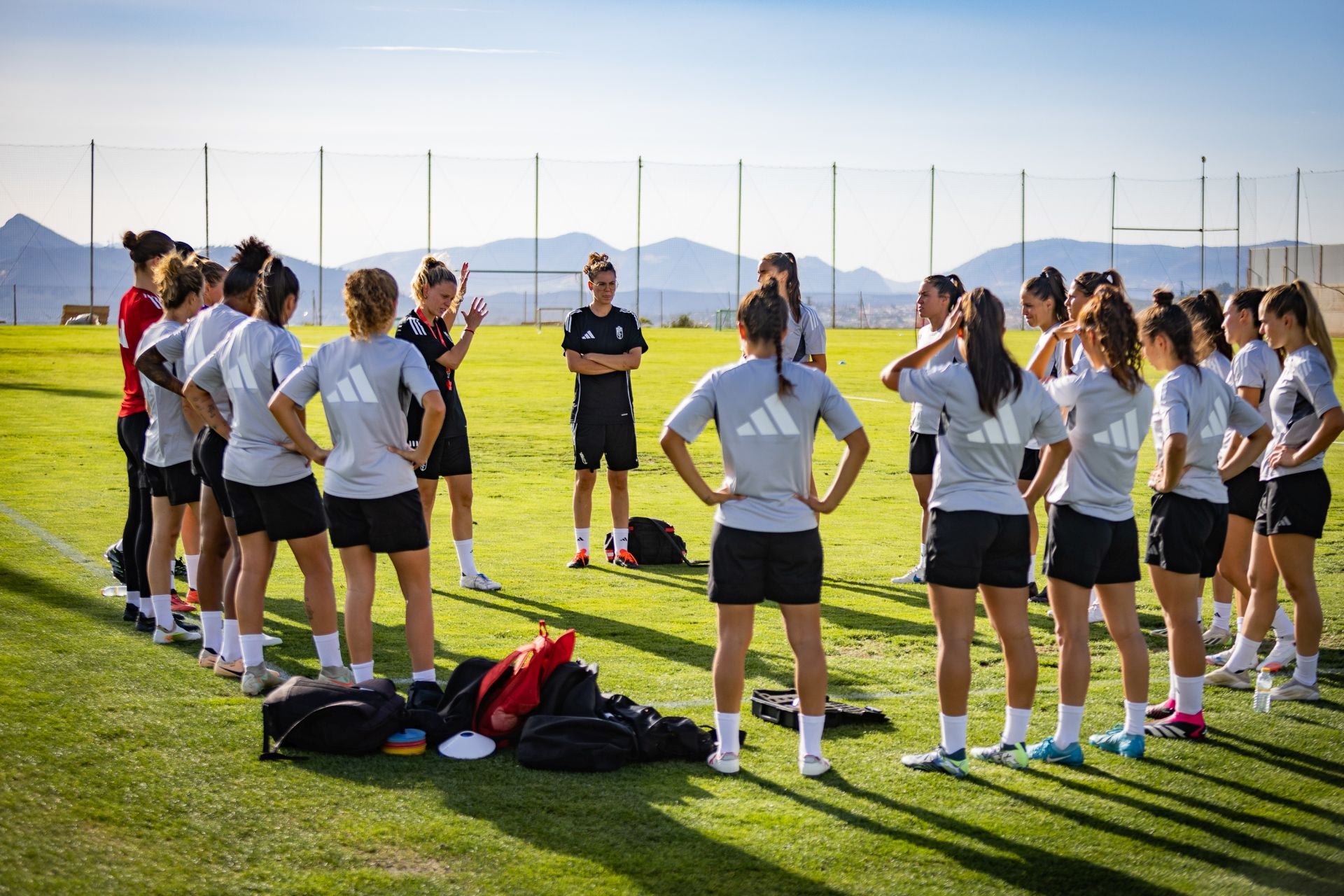 Las imágenes del primer entrenamiento del Granada femenino