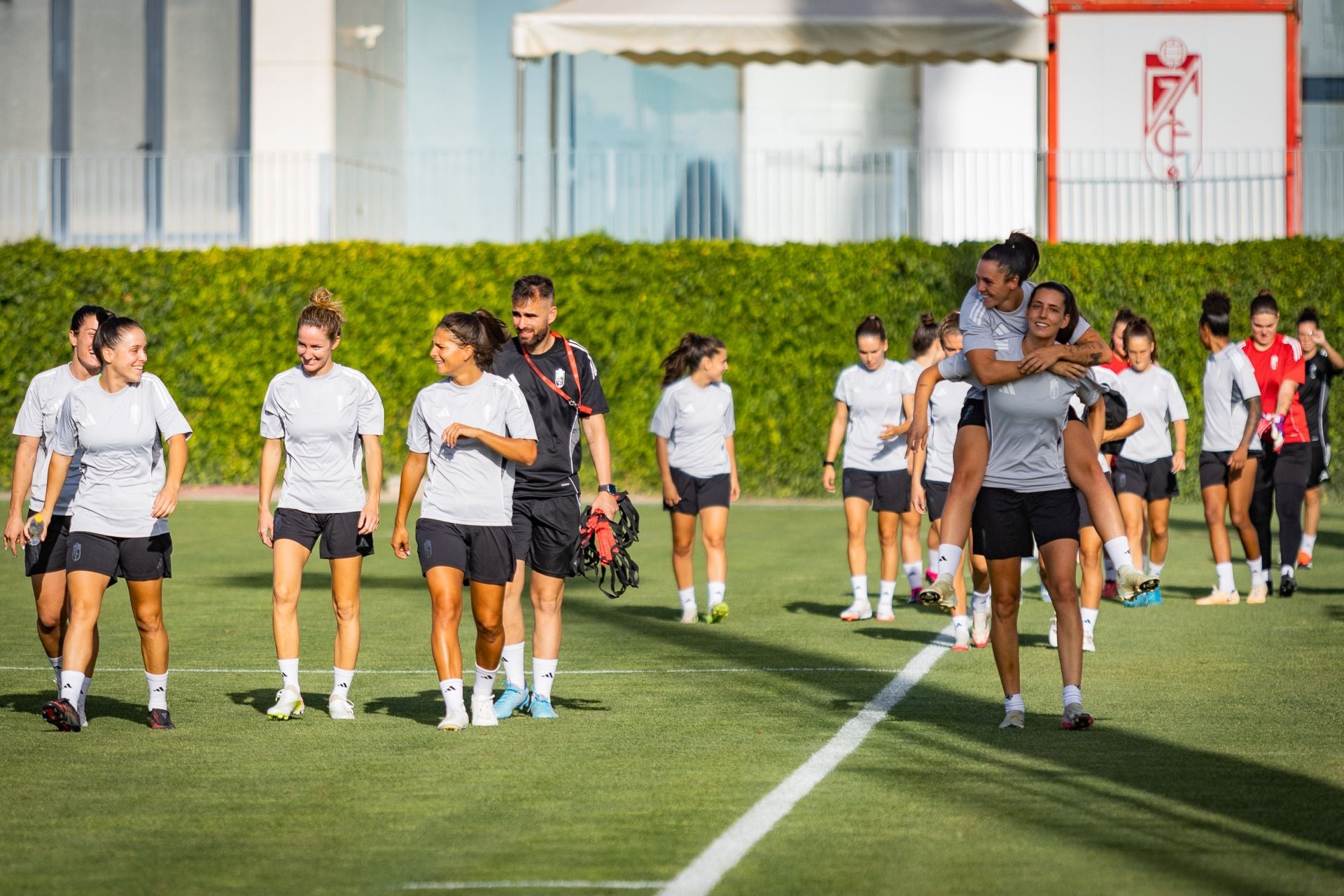 Las imágenes del primer entrenamiento del Granada femenino