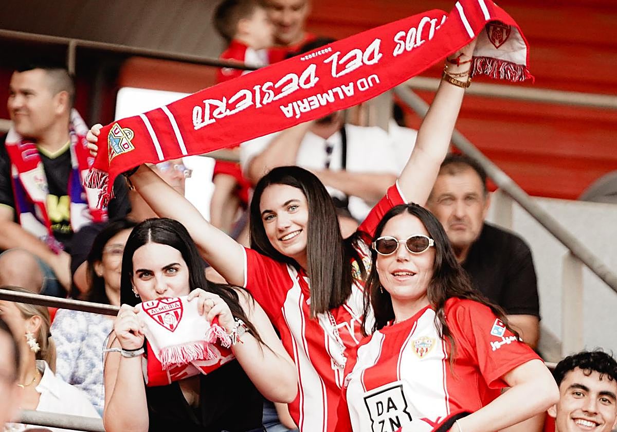 Aficionadas del Almería animando al equipo