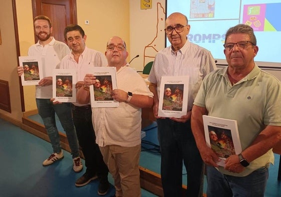 Luis Alberto Alcalá, en el centro, posa con autoridades y el autor del libro.
