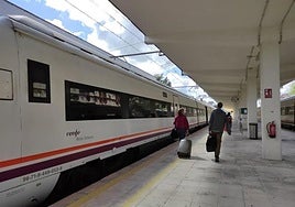 Viajeros en la estación de tren de Jaén.