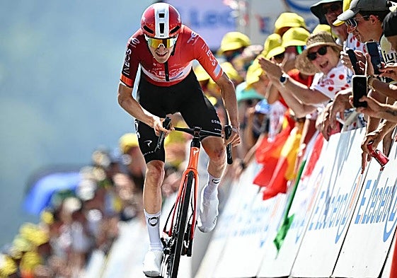 Carlos Rodríguez aprieta en los últimos metros de la cronoescalada.