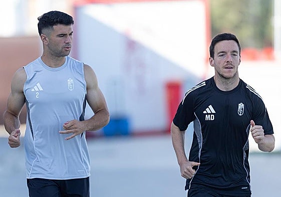 El lateral derecho Pau Casadesús, junto al readaptador Manu Dimas.