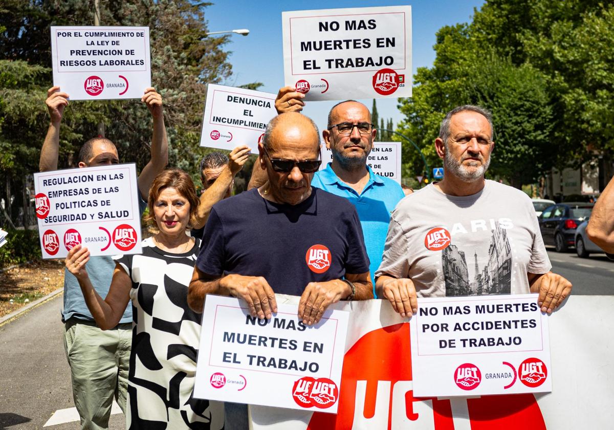 Imagen principal - Instantes de la concentración de este viernes.