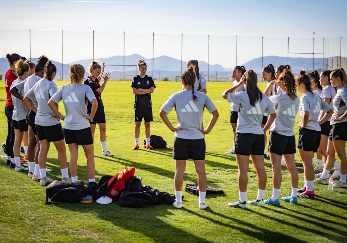 Las futbolistas del Granada escuchan a su nueva entrenadora, Irene Ferreras, antes de empezar el entrenamiento.