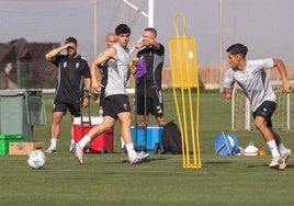 Pablo Sáenz toca un balón para Adrián Heredia.