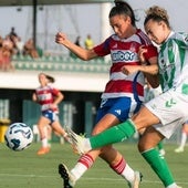 Alba Pérez trata de defender un centro de la exrojiblanca Esther.