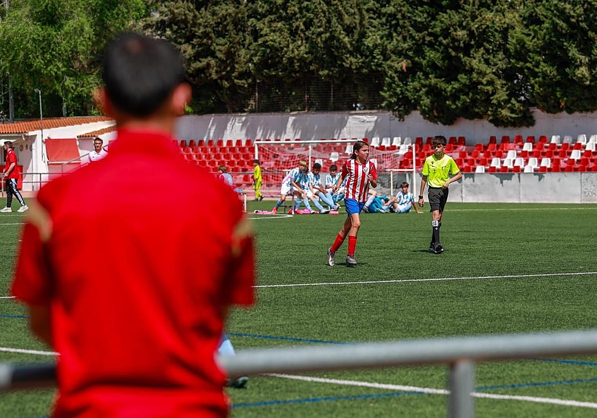 Un padre observa un partido en el fútbol base granadino la temporada pasada.