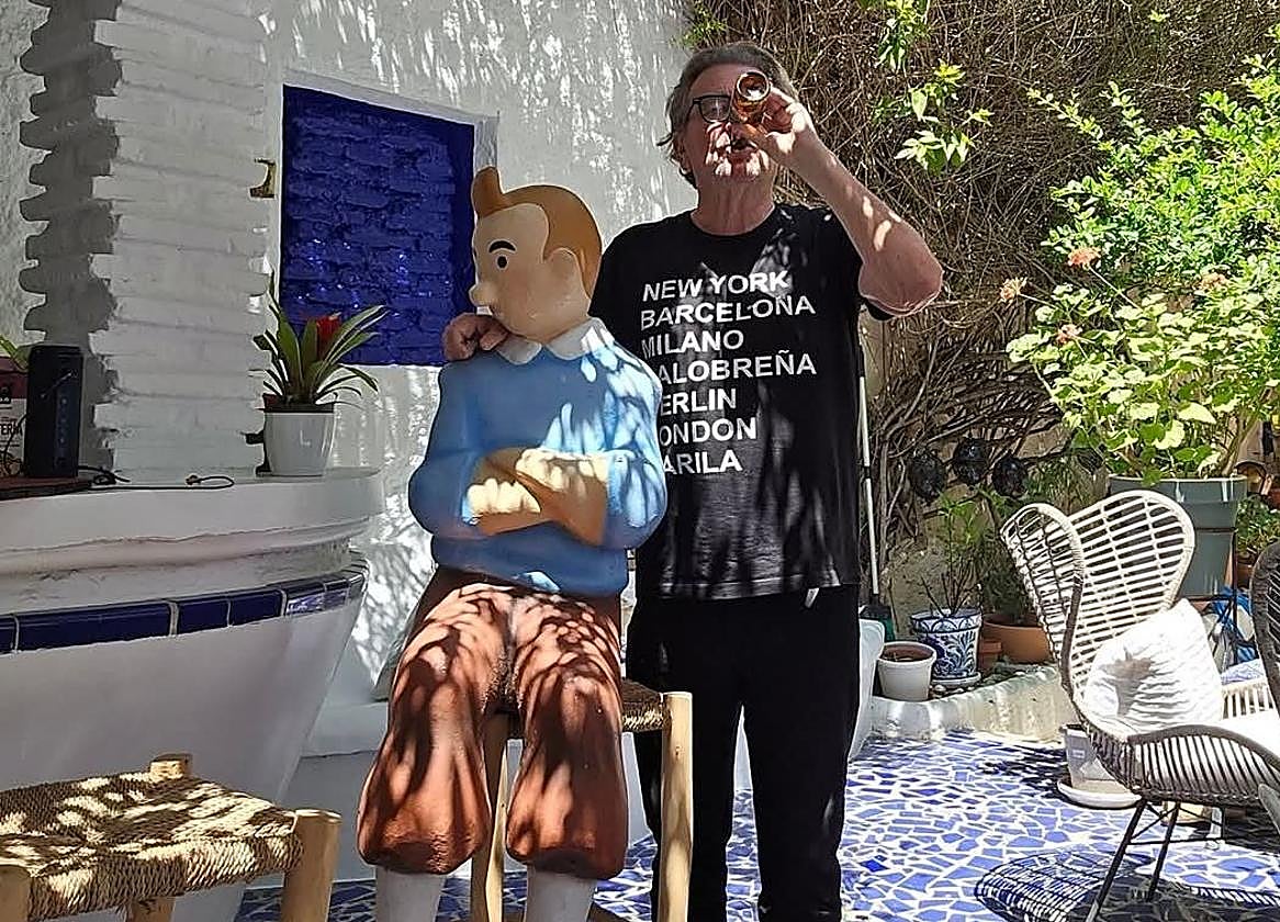 Colin Bertholet, de paseo por Salobreña con Tintín.