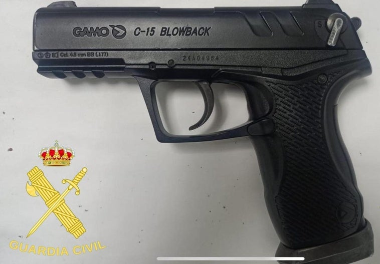 Pillan a un menor con una pistola de aire comprimido cerca de la piscina de Maracena