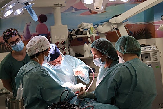 La lista de espera para una operación quirúrgica fuera de plazo en Granada se reduce en un 35%