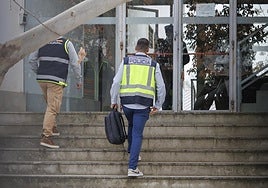 Agentes de la Udef de la Policía Nacional, durante una operación en Granada.