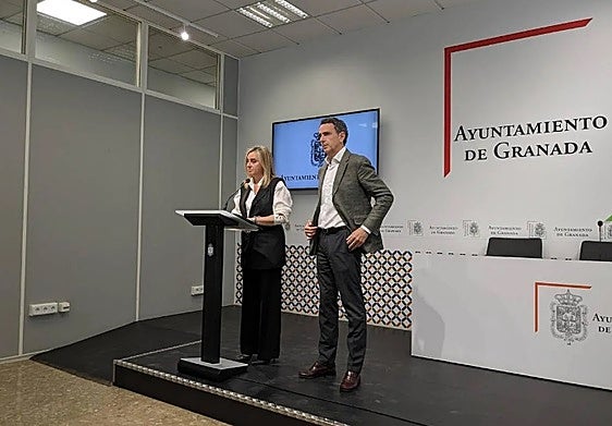 La alcaldesa de Granada, Marifrán Carazo, y el edil de Urbanismo, en una imagen de archivo.