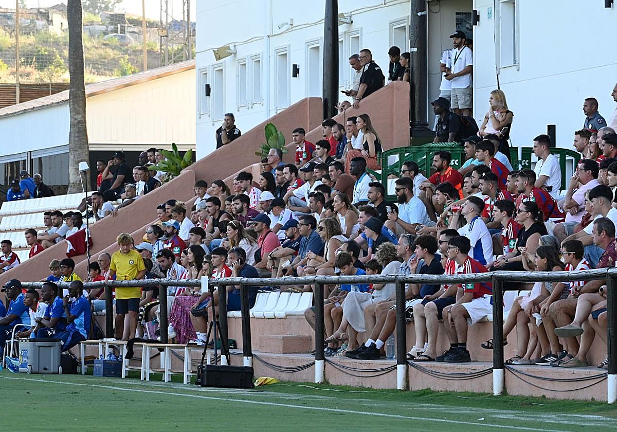 Aficionados rojiblancos, diseminados por la grada del campo.
