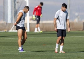 Shon Weissman y José Arnáiz, los últimos en incorporarse a la dinámica del equipo, al margen durante el entrenamiento de este pasado viernes.