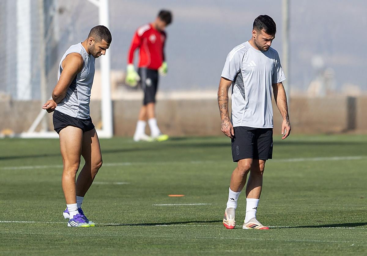 Shon Weissman y José Arnáiz, los últimos en incorporarse a la dinámica del equipo, al margen durante el entrenamiento de este pasado viernes.