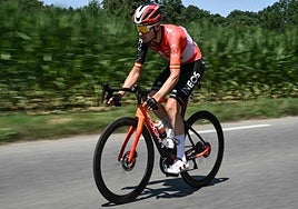 Carlos Rodríguez rueda durante la etapa.