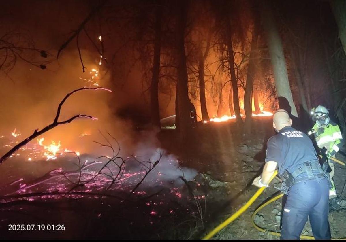 Policías, bomberos, Infoca, agricultores y vecinos de Íllora combaten un incendio en Parapanda