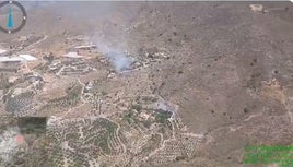 El Infoca combate por aire y tierra un incendio en Vélez de Benaudalla.