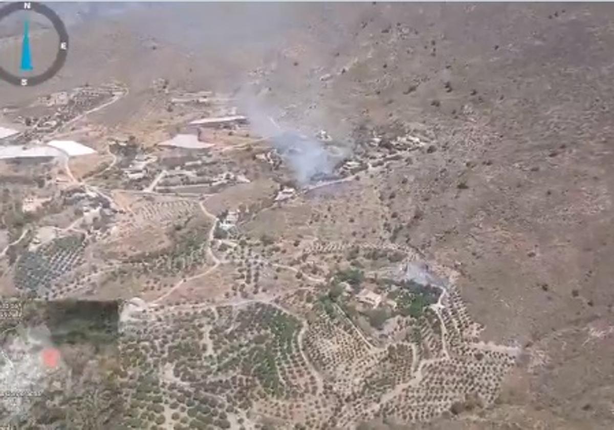 El Infoca combate por aire y tierra un incendio en Vélez de Benaudalla.