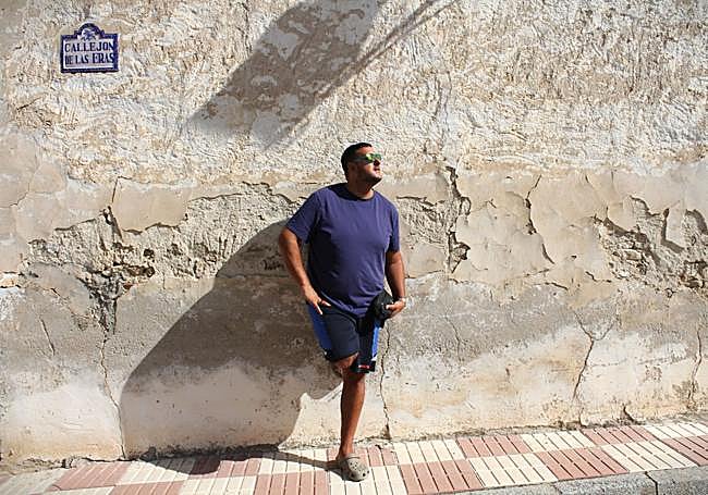 Patica, de paseo por el pueblo.