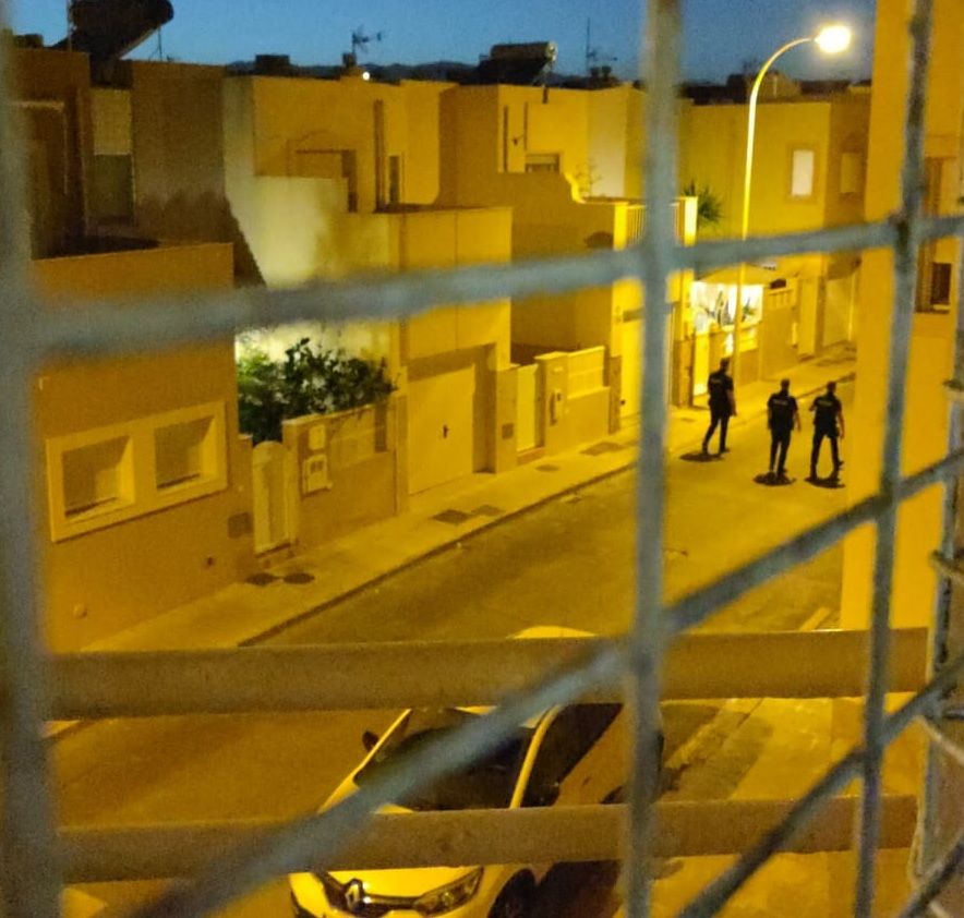Agentes policiales en la avenida Nueva Alcazaba, donde se encuentra la vivienda del suceso.