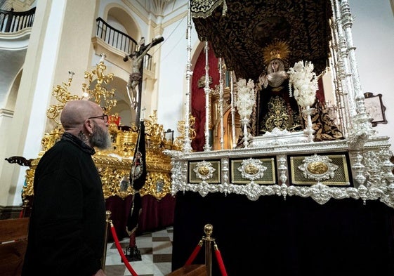 El albacea de la Hermandad de los Escolapios observa a María Santísima del Mayor Dolor.