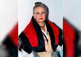Pilar Sicilia, con el traje de pastira tradicional.