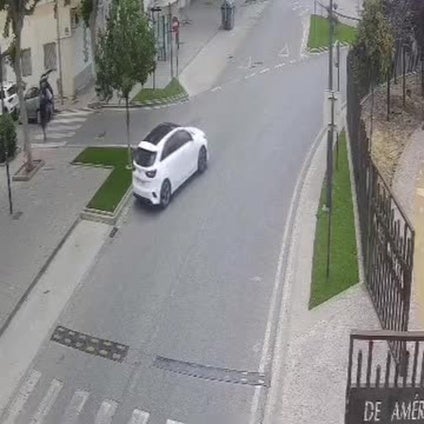 Entra en sentido contrario en una rotonda para aparcar y lo graban las cámaras